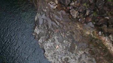 Narnia Wailuku Nehri Şelalesi 'nin havadan görünüşü, büyük ada. Yüksek kalite 4k görüntü