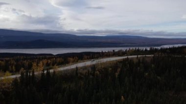 Alaska 'daki Kenai Yarımadası' nda sakin bir göl ve görkemli dağ zirveleri üzerinde dramatik ve karamsar bir gökyüzü. Yüksek kalite 4k görüntü