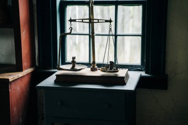 Eski terazi dışarıda duruyor. Adaletin sembolü. Eski tarz. Yüksek kalite fotoğraf