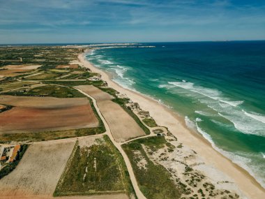 Portekiz sahilinde havuzlu büyük evlerin hava manzarası. Yüksek kalite fotoğraf