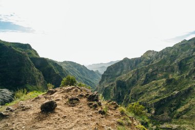 Portekiz 'deki Madeira adasındaki dağlarda yürüyüş parkurunda. Yüksek kalite fotoğraf