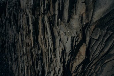 Reynisfjara siyah kumlu plajı, İzlanda 'da, Vik kasabası yakınlarında, güneşin doğuşunda, güzel bir bazalt kaya oluşumu. Yüksek kalite fotoğraf