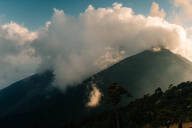 Volkan Fuego, Guatemala 'daki Acatenango Yanardağı' nın manzarasından geceleyin patlıyor. - Evet. Yüksek kalite fotoğraf