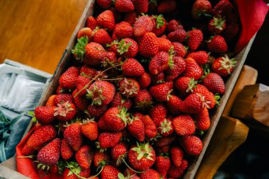 Kırmızı olgun çilek arka planı. Yaklaş, üstten bak. Yüksek kalite fotoğraf