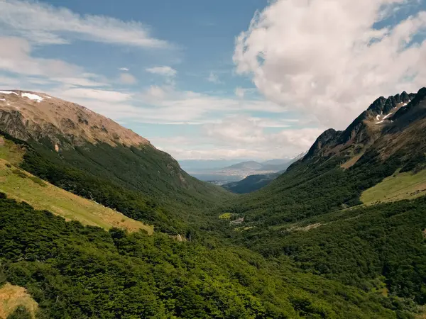 Ushuaia, Arjantin 'de dağlar ve sonbahar yaprakları. Yüksek kalite fotoğraf