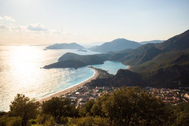 Oludeniz plajı panoramik manzarası. Oludeniz, Mugla ilinin Fethiye ilçesine bağlı bir sahil beldesidir. Yüksek kalite fotoğraf
