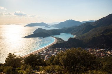 Oludeniz plajı panoramik manzarası. Oludeniz, Mugla ilinin Fethiye ilçesine bağlı bir sahil beldesidir. Yüksek kalite fotoğraf