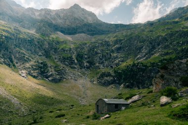 Bereketli yeşil tepelerin nefes kesen manzarası Fransız Pireneleri 'nin dinginliğini yakalıyor. Yüksek kalite fotoğraf