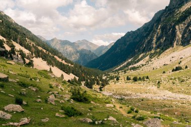 Bereketli yeşil tepelerin nefes kesen manzarası Fransız Pireneleri 'nin dinginliğini yakalıyor. Yüksek kalite fotoğraf