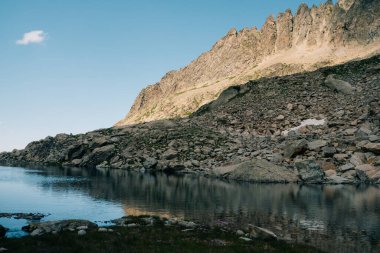 Aiguestortes Estany de Sant Maurici Ulusal Parkı, Pireneler, İspanya ve Avrupa 'da Restanca' ya giden yolda görüldü. Yüksek kalite fotoğraf