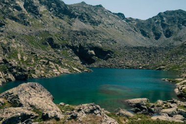 Aragon Pireneleri 'ndeki dağlar ve göller, İspanya' daki Ibon de Acherito. Yüksek kalite fotoğraf