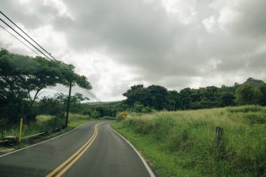 Pencereden gün batımına, yıldızlı gökyüzüne ve bulutlara inanılmaz bir manzara. Uçakla, konseptle seyahat. Yüksek kalite fotoğraf