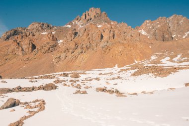Orta Asya 'daki Tian Shan dağlarında bulutlu havada Almaty yakınlarında kaya ve buzla muhteşem bir dağ manzarası. Yüksek kalite fotoğraf