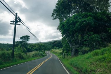 Pencereden gün batımına, yıldızlı gökyüzüne ve bulutlara inanılmaz bir manzara. Uçakla, konseptle seyahat. Yüksek kalite fotoğraf