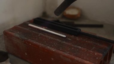 Usta kuyumcu mücevher yapmak için metali ısıtır. Yüksek kalite 4k görüntü