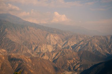 Chicamocha Kanyonu, Santander, Kolombiya 'daki dağlık And manzarası sabah güneşi altında. Yüksek kalite fotoğraf