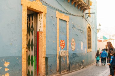 Guanajuato, Meksika. 24 Aralık 2023 Guanajuato, Meksika 'daki şehir evlerinde mimarlık ve cephe. Yüksek kalite fotoğraf