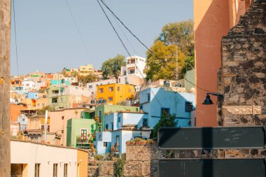 Guanajuato, Meksika. 24 Aralık 2023 Guanajuato, Meksika 'daki şehir evlerinde mimarlık ve cephe. Yüksek kalite fotoğraf