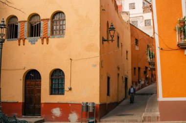 Guanajuato, Meksika. 24 Aralık 2023 Guanajuato, Meksika 'daki şehir evlerinde mimarlık ve cephe. Yüksek kalite fotoğraf