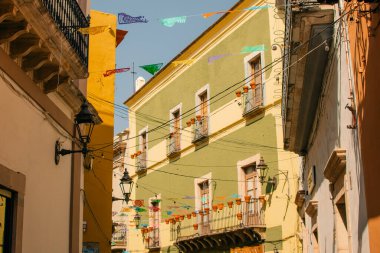 Guanajuato, Meksika. 24 Aralık 2023 Guanajuato, Meksika 'daki şehir evlerinde mimarlık ve cephe. Yüksek kalite fotoğraf