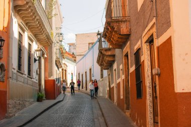 Guanajuato, Meksika. 24 Aralık 2023 Guanajuato, Meksika 'daki şehir evlerinde mimarlık ve cephe. Yüksek kalite fotoğraf