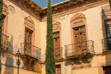 Guanajuato, Meksika. 24 Aralık 2023 Guanajuato, Meksika 'daki şehir evlerinde mimarlık ve cephe. Yüksek kalite fotoğraf