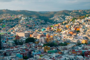 Guanajuato, Meksika. 24 Aralık 2023 Guanajuato, Meksika 'daki şehir evlerinde mimarlık ve cephe. Yüksek kalite fotoğraf