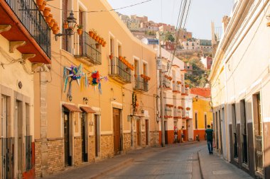 Guanajuato, Meksika. 24 Aralık 2023 Guanajuato, Meksika 'daki şehir evlerinde mimarlık ve cephe. Yüksek kalite fotoğraf