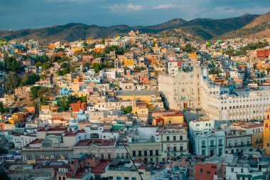 Guanajuato, Meksika. 24 Aralık 2023 Guanajuato, Meksika 'daki şehir evlerinde mimarlık ve cephe. Yüksek kalite fotoğraf