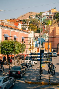 Guanajuato, Meksika. 24 Aralık 2023 Guanajuato, Meksika 'daki şehir evlerinde mimarlık ve cephe. Yüksek kalite fotoğraf