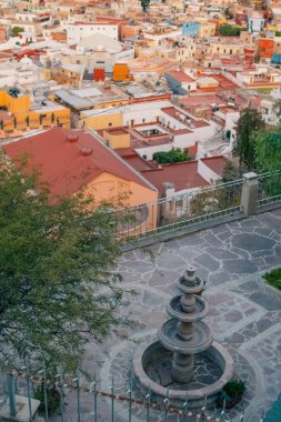 Guanajuato, Meksika. 24 Aralık 2023 Guanajuato, Meksika 'daki şehir evlerinde mimarlık ve cephe. Yüksek kalite fotoğraf