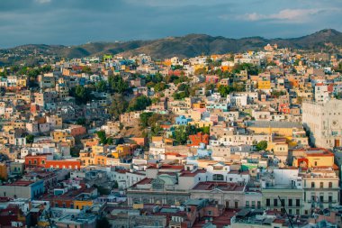 Guanajuato, Meksika. 24 Aralık 2023 Guanajuato, Meksika 'daki şehir evlerinde mimarlık ve cephe. Yüksek kalite fotoğraf