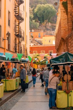 Guanajuato, Meksika. 24 Aralık 2023 Guanajuato, Meksika 'daki şehir evlerinde mimarlık ve cephe. Yüksek kalite fotoğraf