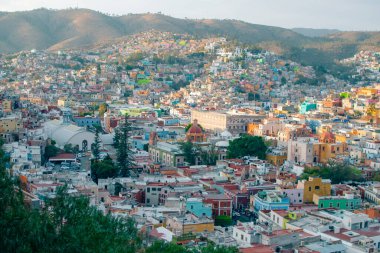 Guanajuato, Meksika. 24 Aralık 2023 Guanajuato, Meksika 'daki şehir evlerinde mimarlık ve cephe. Yüksek kalite fotoğraf