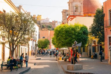Guanajuato, Meksika. 24 Aralık 2023 Guanajuato, Meksika 'daki şehir evlerinde mimarlık ve cephe. Yüksek kalite fotoğraf