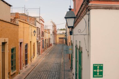 14 Haziran 2024 Santiago de Queretaro Meksika. Şehrin tarihi merkezinin panoramik manzarası renkli koloni binalarıyla. Yüksek kalite fotoğraf