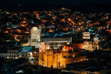 Guanajuato, Meksika. 24 Aralık 2023 Guanajuato, Meksika 'daki şehir evlerinde mimarlık ve cephe. Yüksek kalite fotoğraf
