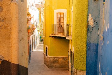 Guanajuato, Meksika. 24 Aralık 2023 Guanajuato, Meksika 'daki şehir evlerinde mimarlık ve cephe. Yüksek kalite fotoğraf