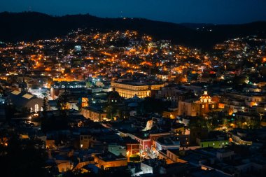 Guanajuato, Meksika. 24 Aralık 2023 Guanajuato, Meksika 'daki şehir evlerinde mimarlık ve cephe. Yüksek kalite fotoğraf