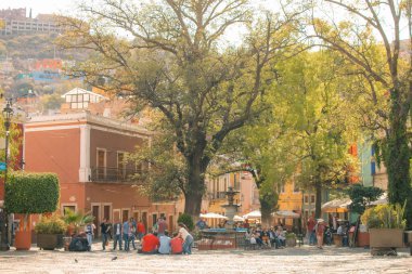 Guanajuato, Meksika. 24 Aralık 2023 Guanajuato, Meksika 'daki şehir evlerinde mimarlık ve cephe. Yüksek kalite fotoğraf