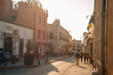 14 Haziran 2024 Santiago de Queretaro Meksika. Şehrin tarihi merkezinin panoramik manzarası renkli koloni binalarıyla. Yüksek kalite fotoğraf