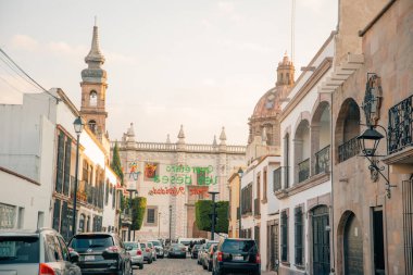 14 Haziran 2024 Santiago de Queretaro Meksika. Şehrin tarihi merkezinin panoramik manzarası renkli koloni binalarıyla. Yüksek kalite fotoğraf