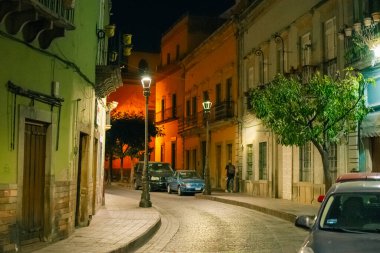 Guanajuato, Meksika. 24 Aralık 2023 Guanajuato, Meksika 'daki şehir evlerinde mimarlık ve cephe. Yüksek kalite fotoğraf