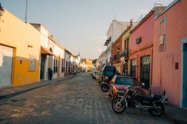 14 Haziran 2024 Santiago de Queretaro Meksika. Şehrin tarihi merkezinin panoramik manzarası renkli koloni binalarıyla. Yüksek kalite fotoğraf