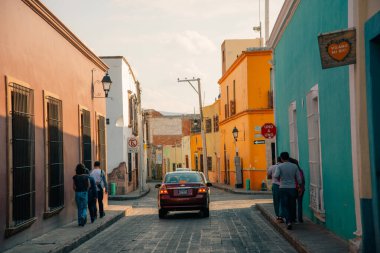 14 Haziran 2024 Santiago de Queretaro Meksika. Şehrin tarihi merkezinin panoramik manzarası renkli koloni binalarıyla. Yüksek kalite fotoğraf