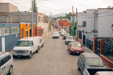 14 Haziran 2024 Santiago de Queretaro Meksika. Şehrin tarihi merkezinin panoramik manzarası renkli koloni binalarıyla. Yüksek kalite fotoğraf
