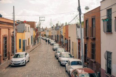 14 Haziran 2024 Santiago de Queretaro Meksika. Şehrin tarihi merkezinin panoramik manzarası renkli koloni binalarıyla. Yüksek kalite fotoğraf