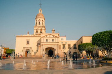 14 Haziran 2024 Santiago de Queretaro Meksika. Şehrin tarihi merkezinin panoramik manzarası renkli koloni binalarıyla. Yüksek kalite fotoğraf