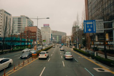 Busan, Güney Kore - 20 Mayıs 2023: Busan, Güney Kore 'de kaldırımda yayaların yürüdüğü bir sokak sahnesi. Yüksek kalite fotoğraf