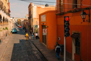 14 Haziran 2024 Santiago de Queretaro Meksika. Şehrin tarihi merkezinin panoramik manzarası renkli koloni binalarıyla. Yüksek kalite fotoğraf